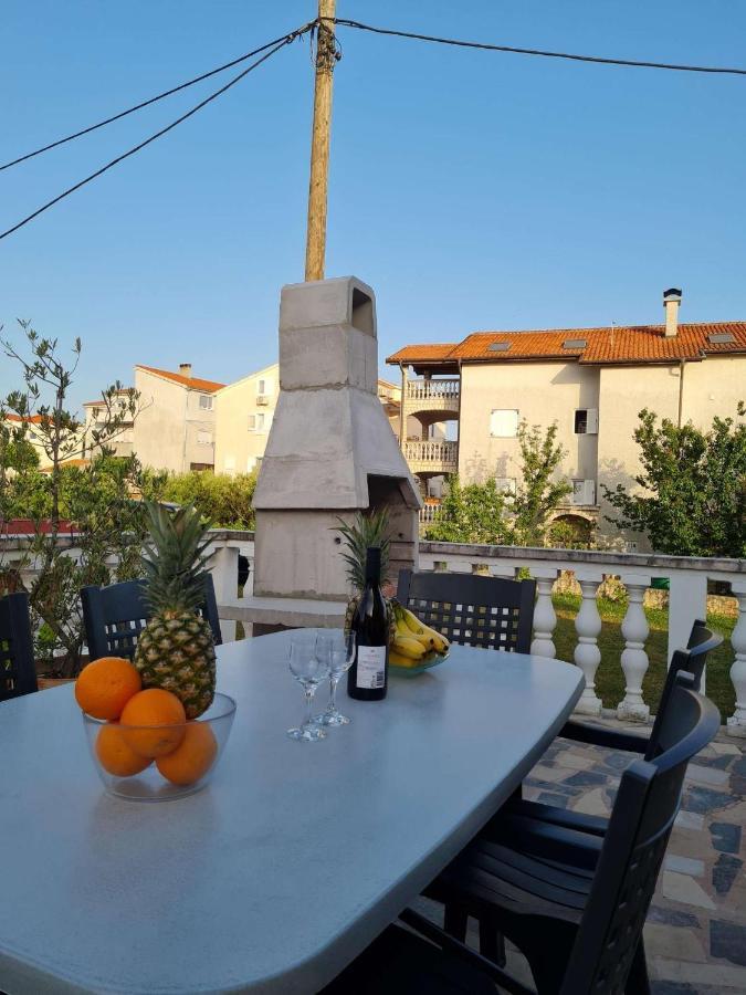 Apartmani Lovre I Zara Экстерьер фото
